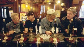 Nach einer Probe sitzen die Bandmitglieder von ACDC zusammen (Foto: Hannibal Verlag) Nach einer Probe sitzen die Bandmitglieder von ACDC zusammen
