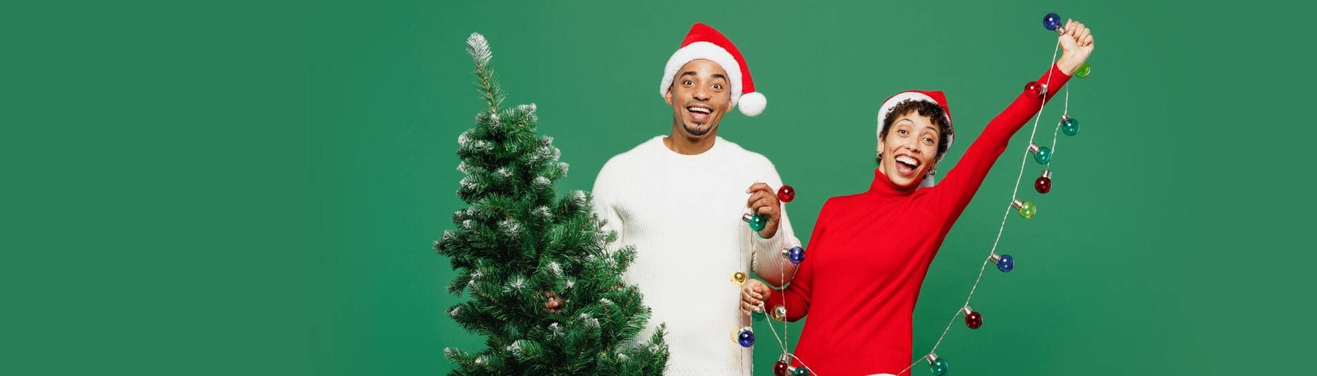 Ein Mann hält einen Weihnachtsbaum in der Hand, neben ihm steht eine Frau und sie überlegen, ob ein Tannenbaum aus Plastik eventuell eine nachhaltige Alternative ist.