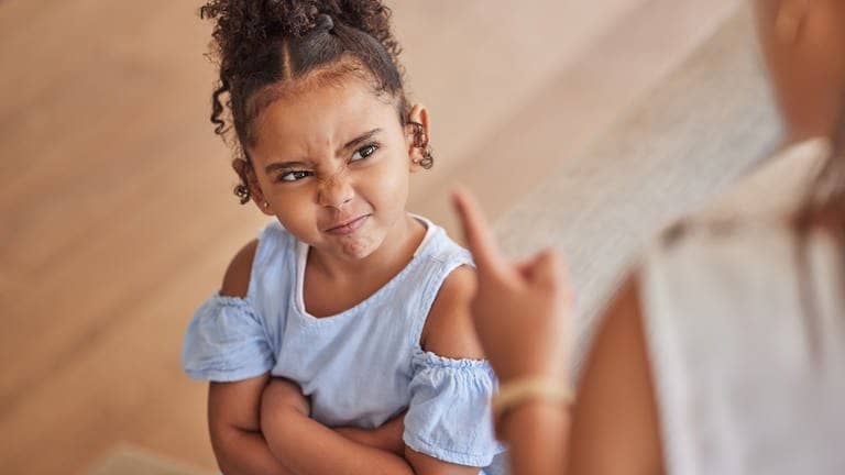 Ein Kind schaut zu einem erhobenen Finger. Wie wir fremde Kinder maßregeln können, verrät uns eine Familienexpertin