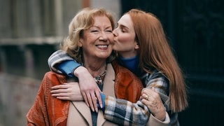 Oma und Enkelin umarmen sich, die junge Frau gibt ihrer Großmutter einen Kuss auf die Wange. Symbolbild für Weisheiten von Oma und Opa, die uns durchs Leben bringen. (Foto: Adobe Stock, Adobe Stock/chika_milan) Oma und Enkelin umarmen sich, die junge Frau gibt ihrer Großmutter einen Kuss auf die Wange. Symbolbild für Weisheiten von Oma und Opa, die uns durchs Leben bringen.
