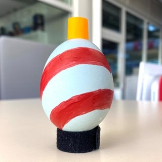 Ein Ei als Warnbake verkleidet. (Foto: SWR) Ein Ei als Warnbake verkleidet.