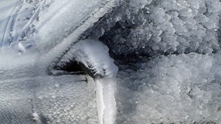 Autoscheibe im Winter maximal gefroren, überall ist Eis – innen, außen und an den Spiegeln sitzt es fest. Symbolbild für Tipps, wenn die Autoscheibe im Winter von innen gefroren ist. (Foto: IMAGO, Design Pics) Autoscheibe im Winter maximal gefroren, überall ist Eis – innen, außen und an den Spiegeln sitzt es fest. Symbolbild für Tipps, wenn die Autoscheibe im Winter von innen gefroren ist.