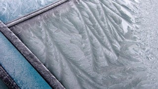 Wenn die Autoscheibe im Winter auch von innen gefroren ist wie hier, ist wahrscheinlich viel Feuchtigkeit im Auto, das bei Kälte an der Scheibe friert. (Foto: IMAGO, IMAGO / Panthermedia) Wenn die Autoscheibe im Winter auch von innen gefroren ist wie hier, ist wahrscheinlich viel Feuchtigkeit im Auto, das bei Kälte an der Scheibe friert.
