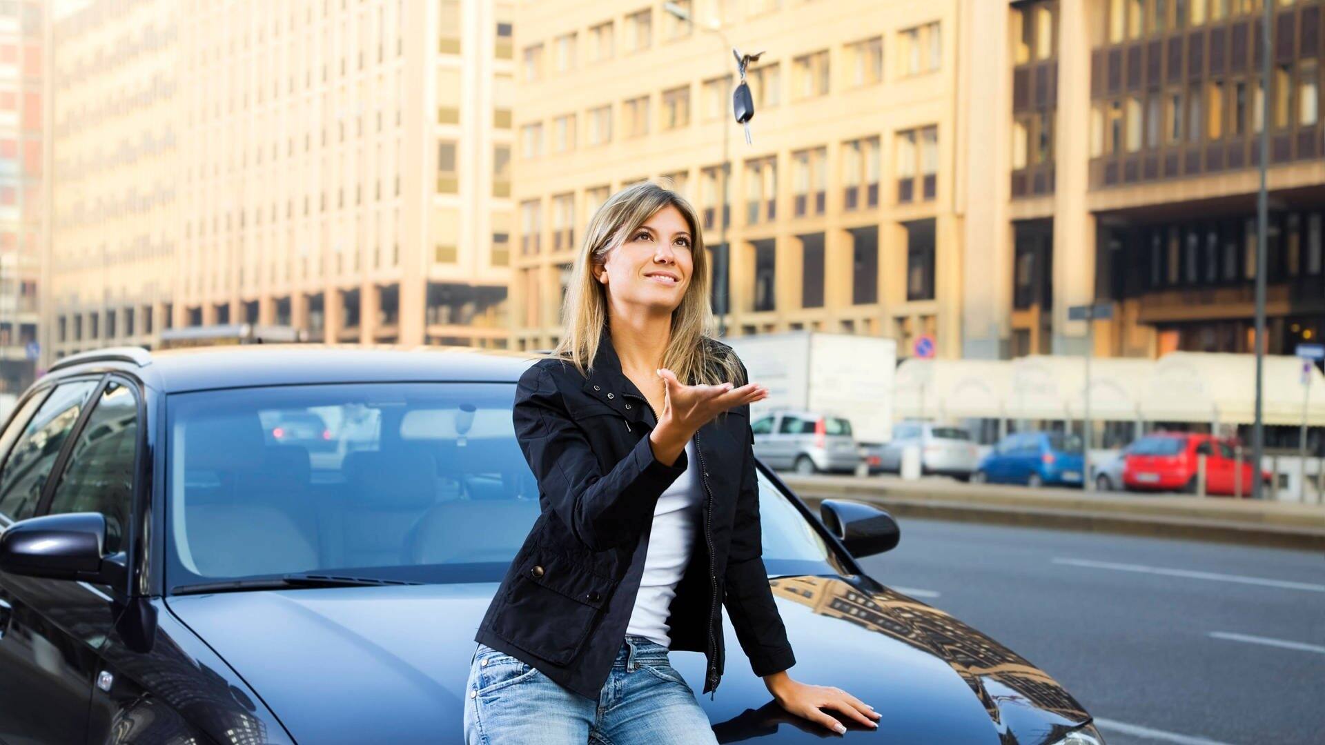 Frau wird ihren Autoschlüssel in die Luft (Foto: IMAGO, IMAGO / Shotshop)