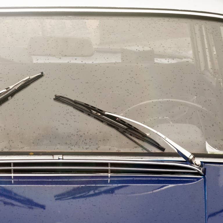 Scheibenwischer schmieren auf der Frontscheibe eines alten Autos