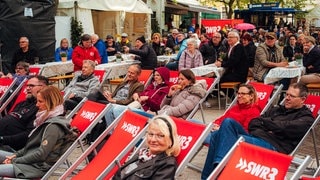 Besucher und Comedian beim SWR3 Comedy Festival 2024 (Foto: SWR3, Adrian Walter) Besucher und Comedian beim SWR3 Comedy Festival 2024