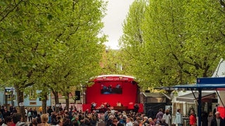 Besucher und Comedian beim SWR3 Comedy Festival 2024 (Foto: SWR3, Adrian Walter) Besucher und Comedian beim SWR3 Comedy Festival 2024