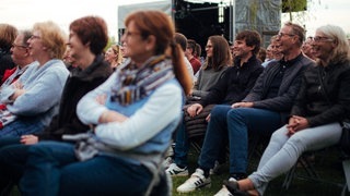 Besucher und Comedian beim SWR3 Comedy Festival 2024 (Foto: SWR3, Adrian Walter) Besucher und Comedian beim SWR3 Comedy Festival 2024