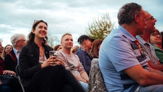 Besucher und Comedian beim SWR3 Comedy Festival 2024 (Foto: SWR3, Adrian Walter) Besucher und Comedian beim SWR3 Comedy Festival 2024