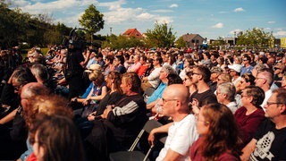 Besucher und Comedian beim SWR3 Comedy Festival 2024 (Foto: SWR3, Adrian Walter) Besucher und Comedian beim SWR3 Comedy Festival 2024