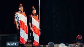Wirby und Zeus bei ihrer Show beim SWR3 Comedy Festival 2024 in Bad Dürkheim (Foto: SWR3, Adrian Walter) Wirby und Zeus bei ihrer Show beim SWR3 Comedy Festival 2024 in Bad Dürkheim