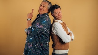 Michael Wirbitzky und Sascha Zeus stehen Rücken an Rücken vor einer gelben Wand. (Foto: SWR3, Adrian Walter) Michael Wirbitzky und Sascha Zeus stehen Rücken an Rücken vor einer gelben Wand.
