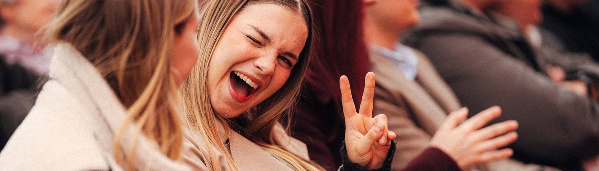Eine junge Frau lacht beim SWR3 Comedy Festival über den Auftritt von Vince Ebert.