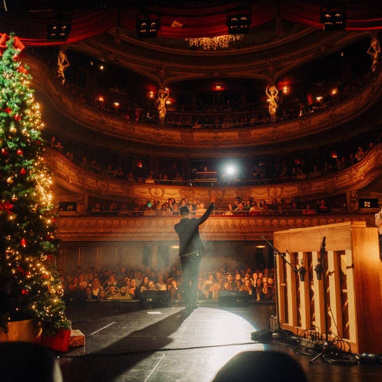 Mark Forster auf der Bühne im Theater Baden-Baden, Blick über seinen Rücken aufs Publikum (Foto: SWR3, SWR3/Nikto Neithardt)