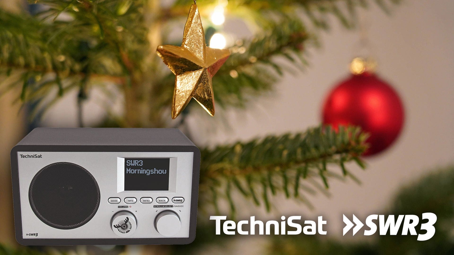 Ein Digitalradio vor einem Weihnachtsbaum.
