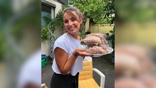 Mit Hasendrath zum perfekten Grill-Hauptgang – SWR3-Hörerin Paula ist beim synchronen Grillen mit dabei. (Foto: SWR, Brigitta Opiela) Mit Hasendrath zum perfekten Grill-Hauptgang – SWR3-Hörerin Paula ist beim synchronen Grillen mit dabei.