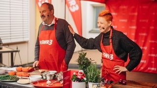 Johann Lafer und Meta Hiltebrand grillen gefüllte Tomaten mit Perl-Cousocus (Foto: SWR3, Niko Neithardt) Johann Lafer und Meta Hiltebrand grillen gefüllte Tomaten mit Perl-Cousocus
