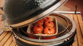 Johann Lafer und Meta Hiltebrand grillen gefüllte Tomaten mit Perl-Cousocus (Foto: SWR3, Niko Neithardt) Johann Lafer und Meta Hiltebrand grillen gefüllte Tomaten mit Perl-Cousocus
