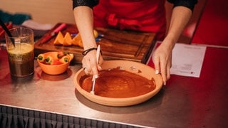 Zubereitung des Hauptgags beim großen SWR3 Grillen. (Foto: SWR3, Niko Neithardt) Zubereitung des Hauptgags beim großen SWR3 Grillen.