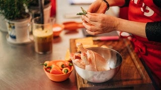 Zubereitung des Hauptgags beim großen SWR3 Grillen. (Foto: SWR3, Niko Neithardt) Zubereitung des Hauptgags beim großen SWR3 Grillen.