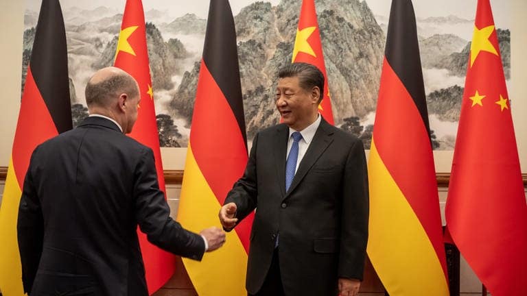 Bundeskanzler Olaf Scholz (SPD) wird von Xi Jinping, Staatspräsident von China, im Staatsgästehaus empfangen. In den Gesprächen geht es unter anderem um wirtschaftlichen Protektionismus. (Foto: dpa Bildfunk, picture-alliance / Reportdienste, | Michael Kappeler)