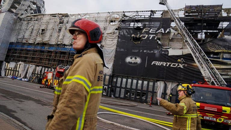 Nach dem verheerenden Brand der alten Börse Kopenhagen: Feuerwehrleute arbeiten daran, das Feuer vollständig zu löschen und das Gebäude zu sichern. Wann ein Wiederaufbau beginnen kann, ist noch unklar. (Foto: dpa Bildfunk, picture-alliance / Reportdienste, Ritzau Scanpix Foto | Liselotte Sabroe)