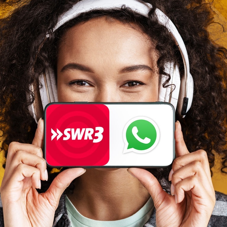 Eine junge Frau hört Musik mit Kopfhörern und hält ihr Handy vors Gesicht in die Kamera. Musik ist so viel mehr als nur der Sound aus euren Boxen – bei SWR3 lieben und leben wir Musik! Und weil wir wissen, dass ihr das genauso fühlt, gibt's in unserem neuen Whatsapp-Kanal auch alles Wichtige zu euren Stars und den Konzerten und Festivals in SWR3Land. (Foto: Adobe Stock, Adobe Stock | Drobot Dean)
