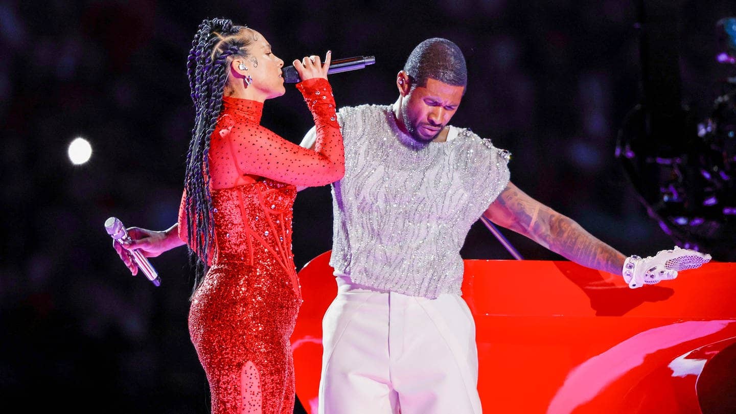 Alicia Keys und Usher singen in der Halbzeit beim Super Bowl