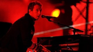 Coldplay-Sänger Chris Martin bei einem Konzert 2009 in Hannover. (Foto: picture-alliance / Reportdienste, dpa | Jochen_Lubke) Coldplay-Sänger Chris Martin bei einem Konzert 2009 in Hannover.