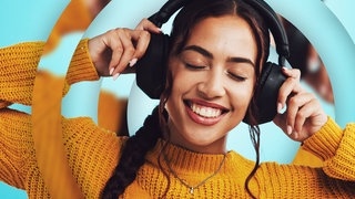 Eine junge Frau hört Musik mit Kopfhörern und lächelt dabei. (Foto: Adobe Stock, peopleimages.com) Eine junge Frau hört Musik mit Kopfhörern und lächelt dabei.