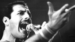 Der Queen-Sänger Freddie Merury bei einem Auftritt, wie er in ein Mikrofon singt. (Foto: picture-alliance / Reportdienste, Picture Alliance) Der Queen-Sänger Freddie Merury bei einem Auftritt, wie er in ein Mikrofon singt.
