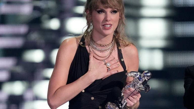 Taylor Swift erhält den Award für das Musikvideo zu "Anti-Hero" bei den MTV Video Music Awards 2023