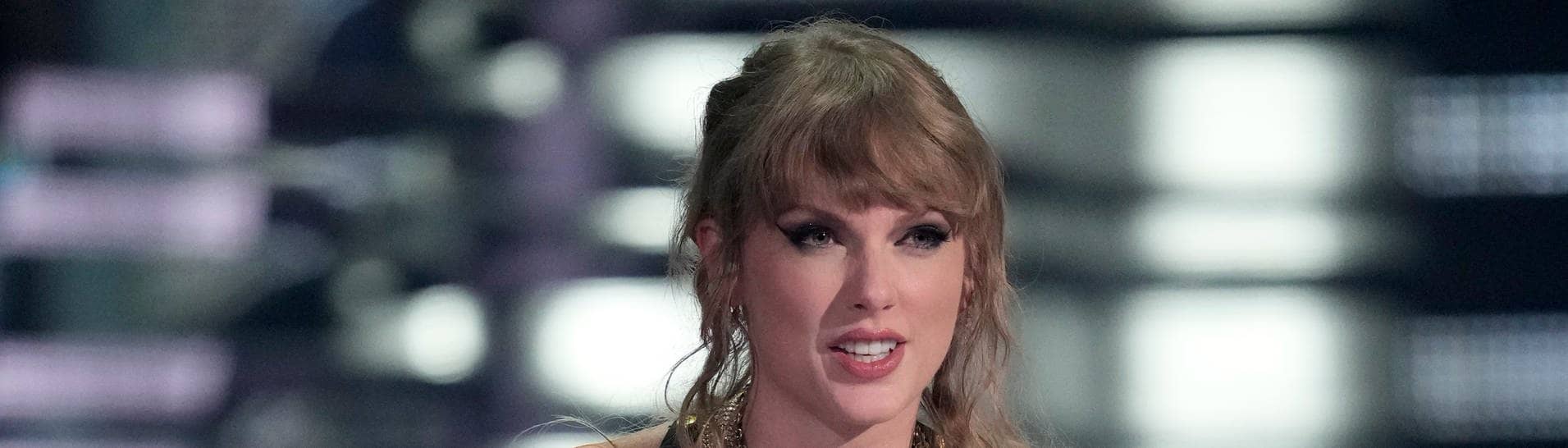 Taylor Swift erhält den Award für das Musikvideo zu "Anti-Hero" bei den MTV Video Music Awards 2023 (Foto: picture-alliance / Reportdienste, Charles Sykes/Invision/AP | Charles Sykes)