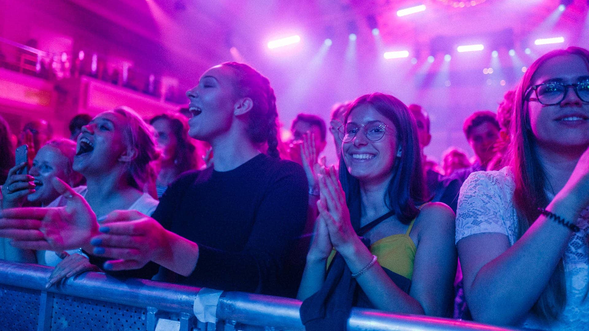 Publikum feiert beim Sam Fender-Konzert beim New Pop Festival 2019