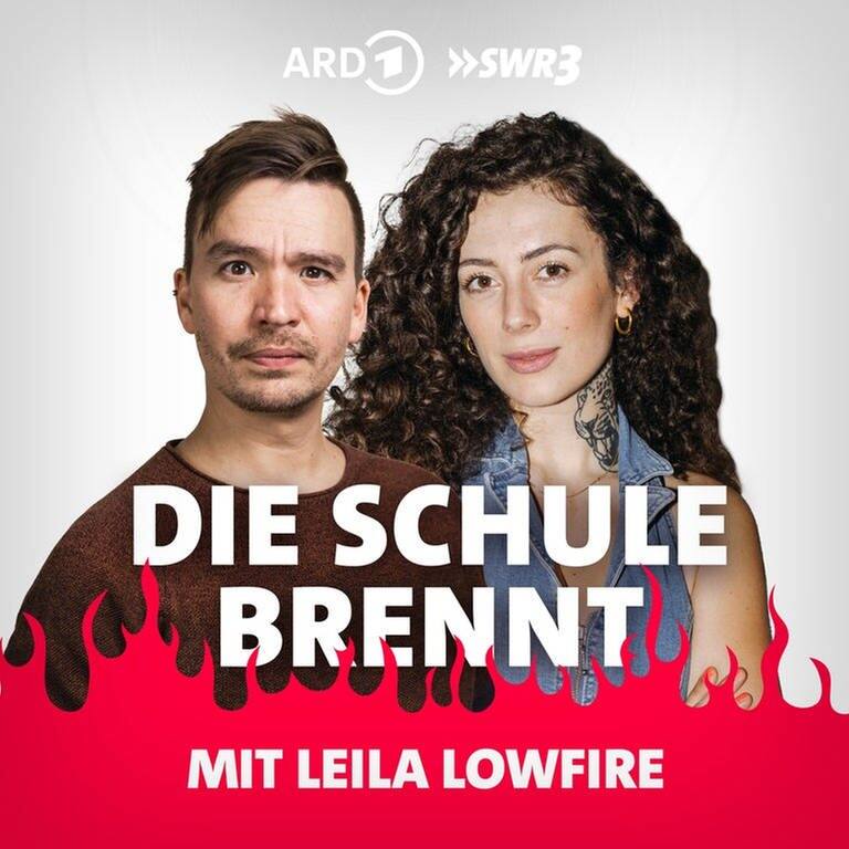 Leila Lowfire hinter Flammen mit Host Bob Blume Podcast Cover (Foto: Bastian Bochinski )