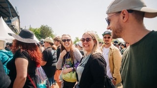 Eine junge Frau umgeben von vielen Festivalbesuchern warten darauf, das Gelände bei Rock am Ring betreten zu dürfen (Foto: SWR3, SWR3 / Niko Neithardt) Eine junge Frau umgeben von vielen Festivalbesuchern warten darauf, das Gelände bei Rock am Ring betreten zu dürfen