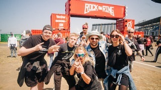 Eine Gruppe junger Menschen vor den Toren von Rock am Ring (Foto: SWR3, SWR3 / Nico Neidhardt) Eine Gruppe junger Menschen vor den Toren von Rock am Ring