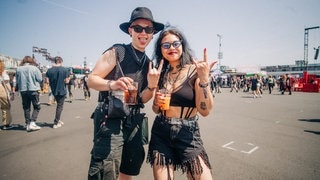 Zwei junge Menschen stehen auf dem Gelände von Rock am Ring (Foto: SWR3, SWR3 / Niko Neithardt) Zwei junge Menschen stehen auf dem Gelände von Rock am Ring