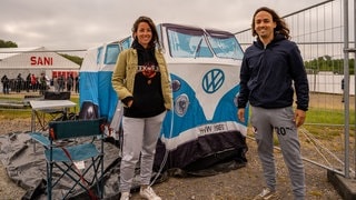 Ein Paar vor ihrem VW-Bully Zelt (Foto: SWR3, SWR3 / Ronny Krautz) Ein Paar vor ihrem VW-Bully Zelt