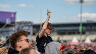 Eine Frau auf den Schultern (Foto: SWR3, SWR3 / Ronny Krautz) Eine Frau auf den Schultern