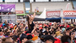 Frau auf den Schultern in der Crowd (Foto: SWR3, SWR3 / Ronny Krautz) Frau auf den Schultern in der Crowd