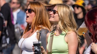 Zwei Frauen singen mit (Foto: SWR3, SWR3 / Ronny Krautz) Zwei Frauen singen mit