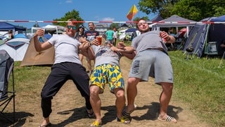 3 Männer beim Limbo unter einem Absperrband (Foto: SWR3, SWR3 / Ronny Krautz) 3 Männer beim Limbo unter einem Absperrband