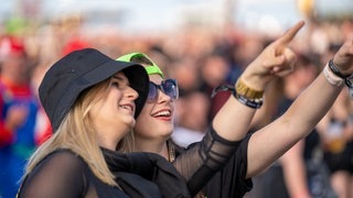 Zwei Freundinnen zeigen auf etwas (Foto: SWR3, SWR3 / Ronny Krautz) Zwei Freundinnen zeigen auf etwas