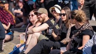 Vier Personen sitzen in der Sonne (Foto: SWR3, SWR3 / Ronny Krautz) Vier Personen sitzen in der Sonne