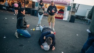 Freunde kuscheln auf dem Boden (Foto: SWR3, SWR3 / Niko Neithardt) Freunde kuscheln auf dem Boden