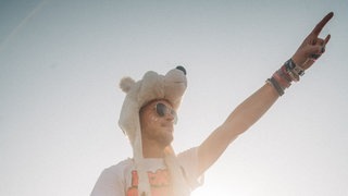Freund sitzt auf den Schultern seines Freundes (Foto: SWR3, SWR3 / Niko Neithardt) Freund sitzt auf den Schultern seines Freundes