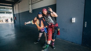 Zwei Freunde lachen in die Kamera (Foto: SWR3, SWR3 / Niko Neithardt) Zwei Freunde lachen in die Kamera