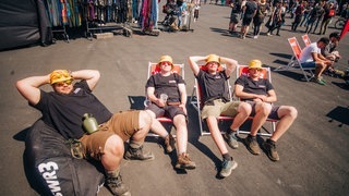 Vier Männer sonnen sich am SWR3 Stand (Foto: SWR3, SWR3 / Niko Neithardt) Vier Männer sonnen sich am SWR3 Stand