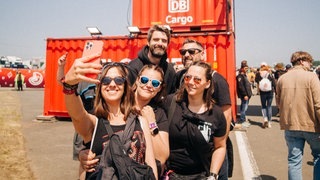Eine Gruppe macht ein Foto vor dem Eingang (Foto: SWR3, SWR3 / Niko Neithardt) Eine Gruppe macht ein Foto vor dem Eingang